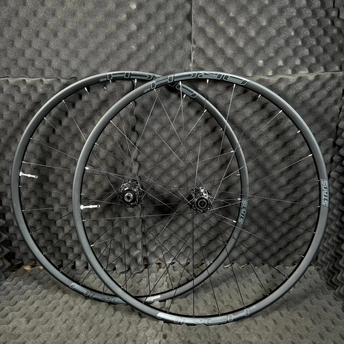 Midnight Sparkle Onxy Vesper With Arch Mk4 Trail Wheels 1