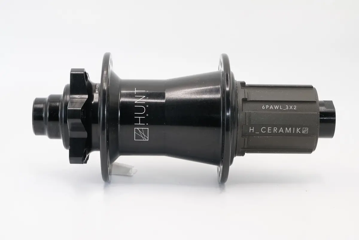 Rear Hub | Engage 17 Boost | 6-Bolt | 32 Hole | Black 1