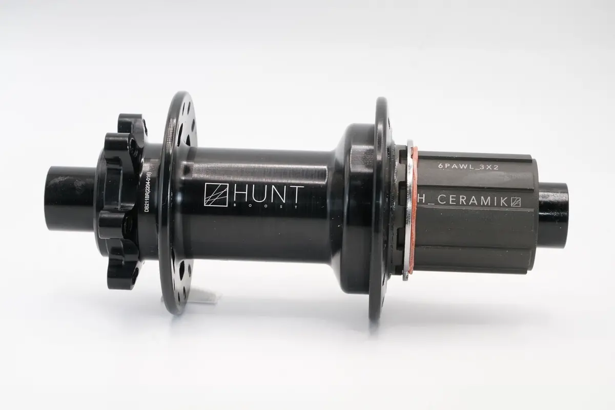 Rear Hub | Engage 6B Boost | 6-Bolt | 28 Hole | Black 1