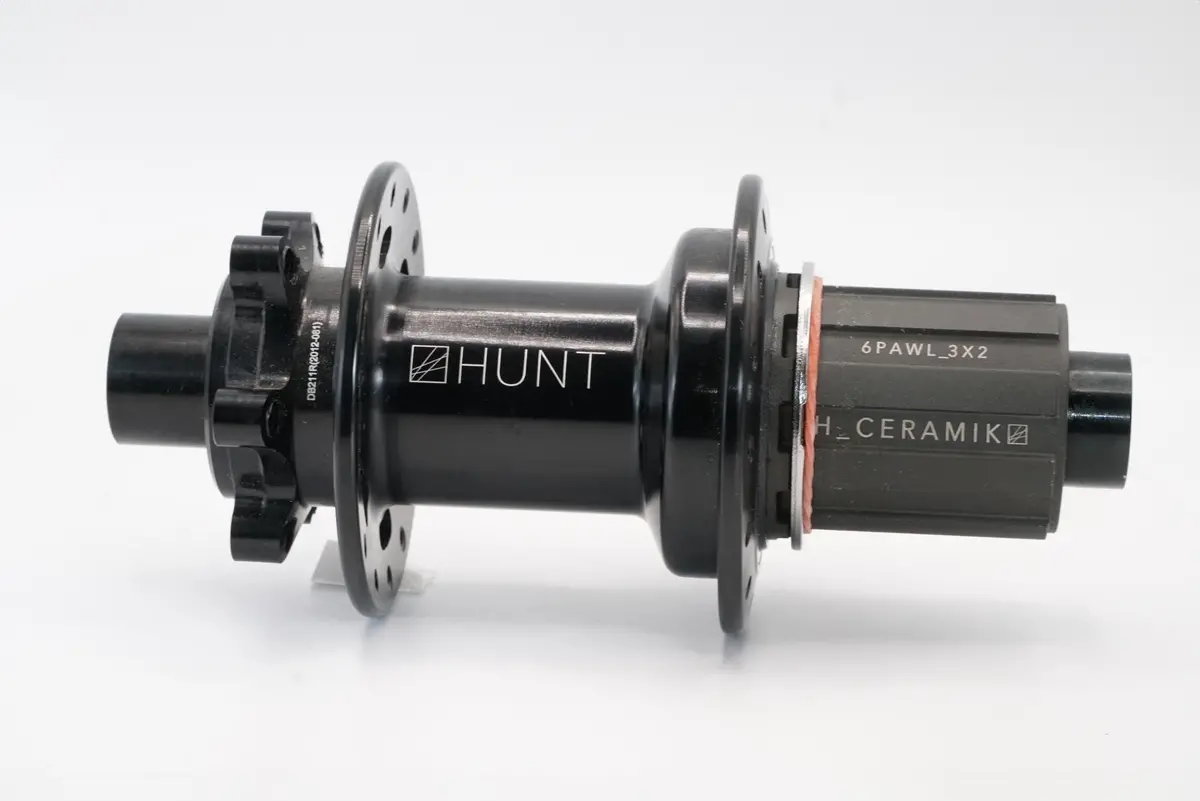 Rear Hub | Engage 6B Non-Boost | 6-Bolt | 28 Hole | Black 1