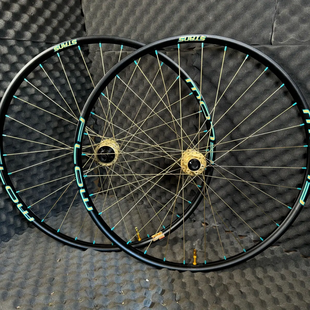 Matching Fox 50Th Anniversary Hydra H2 Hubs With Flow Ex3 Rims 1