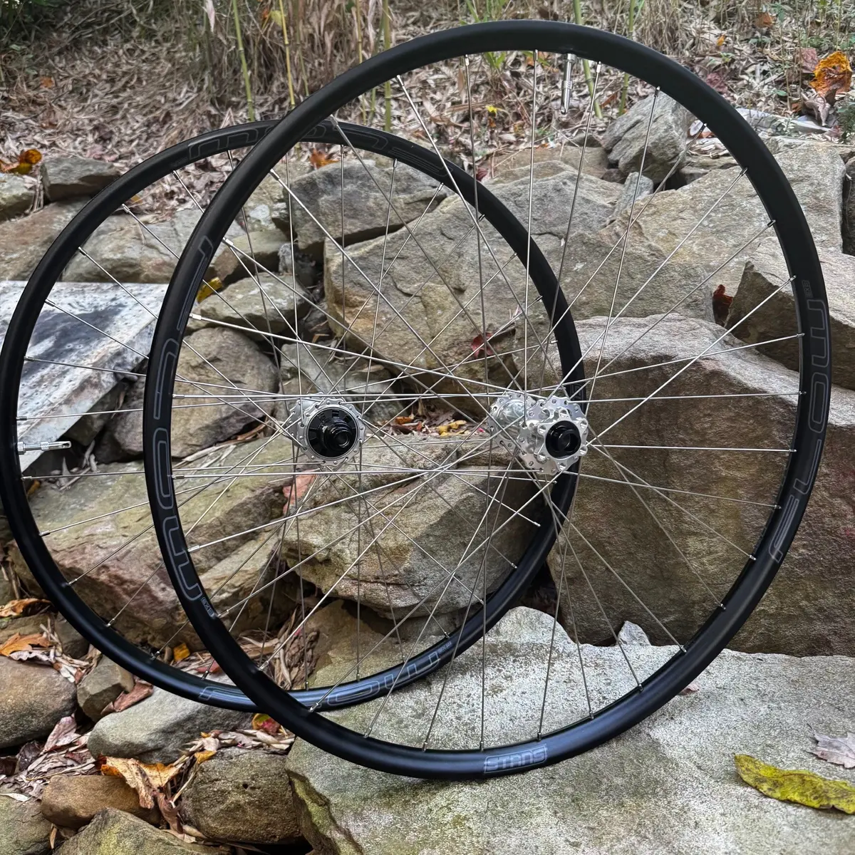 Classic Silver I9 Hydra H2 Hubs With Flow Mk4 Hard Trail Rims 1